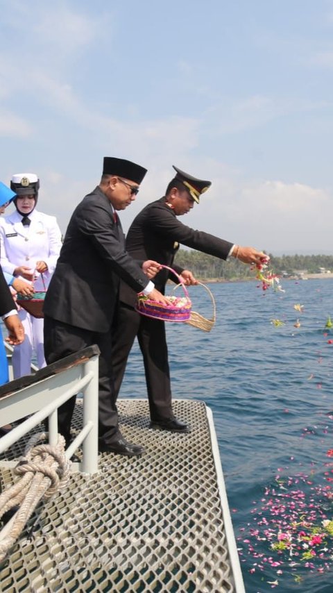 Hari Pahlawan, Pemkab Banyuwangi Gelar Upacara Tabur Bunga di Selat Bali
