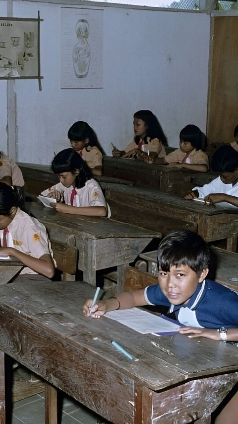 Old Portrait of the Atmosphere of Jatiluhur Elementary School Class in 1980, Apparently the Students are Free to Wear This
