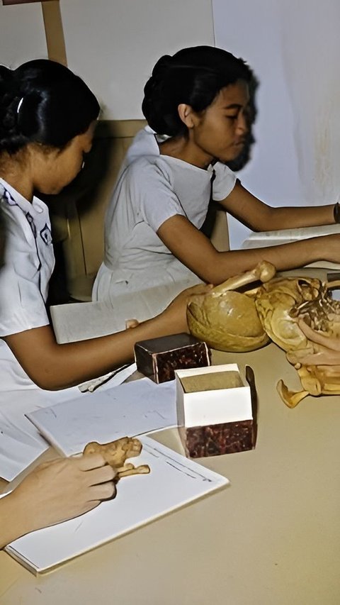 Old Photo of UGM Medical Students During Practicum in 1978, Netizens Focus on Gold Jewelry and Luxury Bags: Definitely Rich People