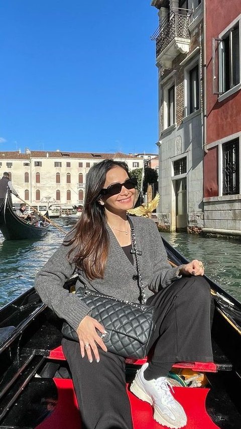 7 Potret Ersa Mayori Liburan di Venesia Italia, Seru Banget Jalan-jalan Bareng 'Bestie'