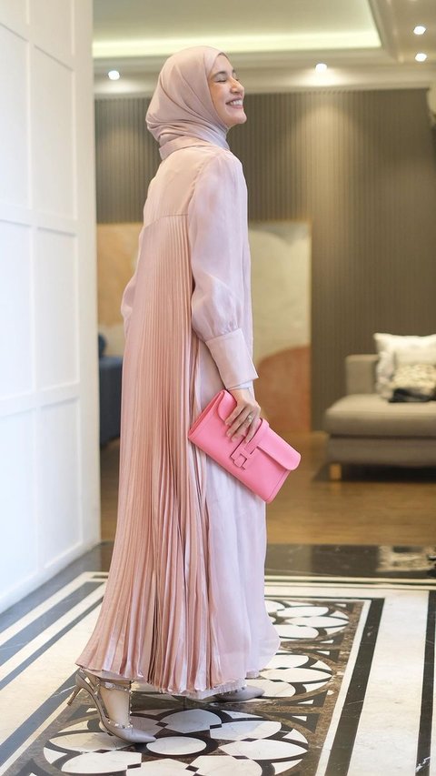 4 Inspirasi Padu Padan Outfit Warna Pink