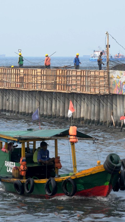 FOTO: Tanggul Laut Sepanjang 3,2 Km Dibangun untuk Cegah Rob di Kampung Nelayan Cilincing