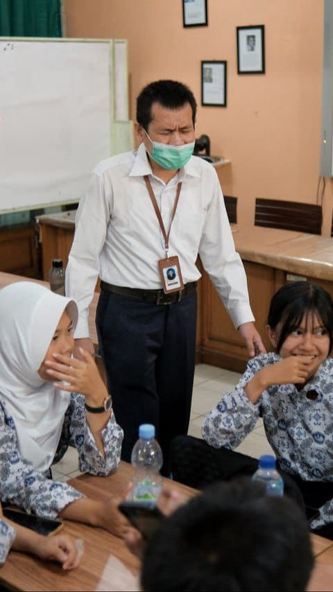 Kisah Hendra Disabilitas Netra yang Jadi Guru di Sekolah Negeri Bandung, Berhasil Dobrak Stigma