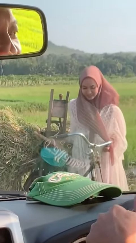 Detik-detik Wanita Cantik Jatuh ke Sawah Akibat Bawa Sepeda