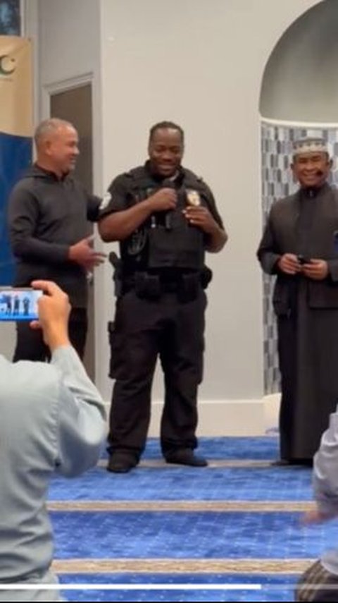 Polisi Amerika Tiba-tiba Masuk Masjid Sedang Gelar Pengajian, Ternyata Minta Masuk Islam