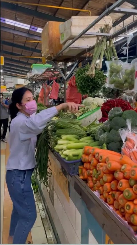 9 Potret Bunga Zainal Belanja Sayur ke Pasar, Kaget Harga Cabai Naik Drastis, 'Kantongku Boncos'
