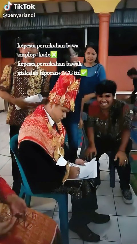 Aksi Kocak Mahasiswa Datang ke Pernikahan Dosen, Bukannya Bawa Kado Malah Minta Tanda Tangan Tugas