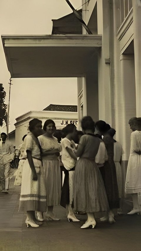 Eccentric Style of Female Students in Bandung in 1924, No Wonder Dubbed as the Paris of Java