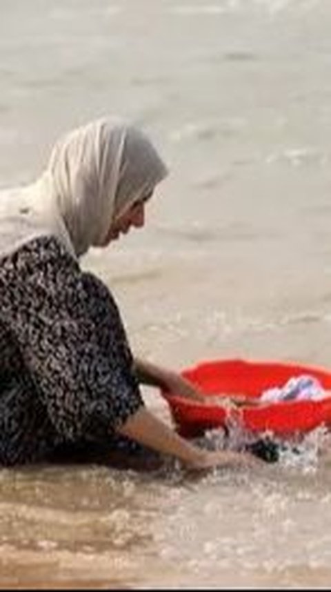 Kisah Pilu Warga Palestina di Pengungsian Minim Air Bersih, Mandi dan Cuci Baju di Laut