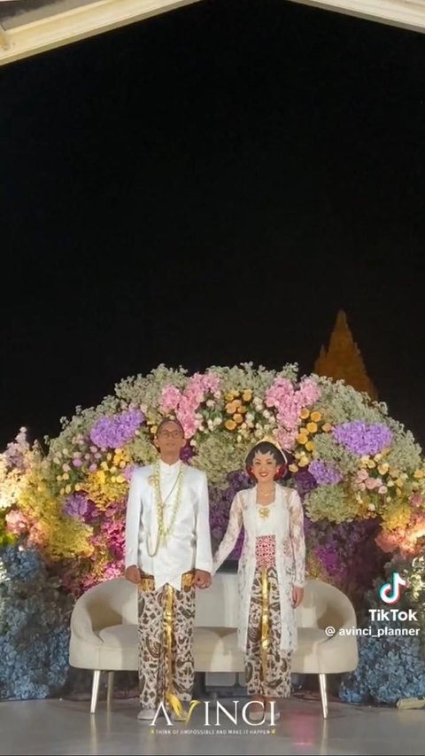 Viral Potret Pernikahan di Kawasan Candi Prambanan, Warganet: Wedding Dream Banget!