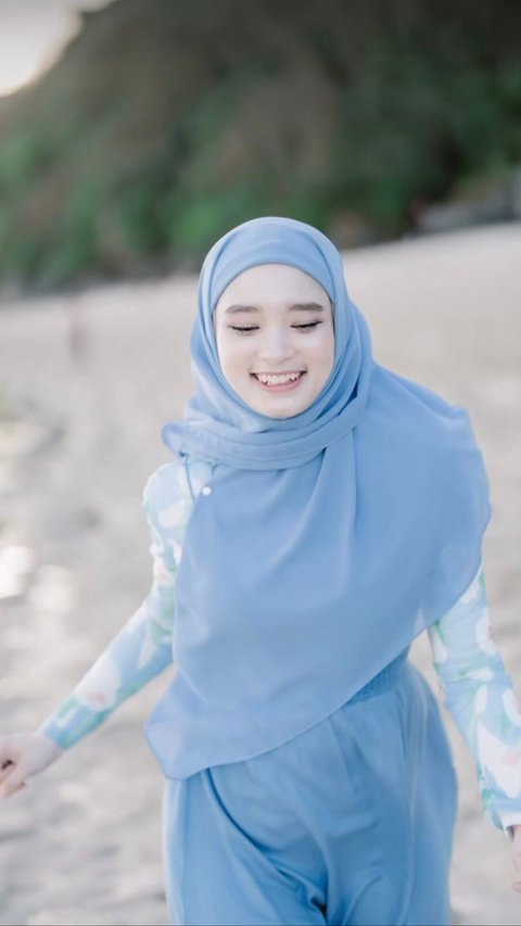 Potret Inara Rusli ke Pantai Pakai Hijab Syari, Makin Cantik!