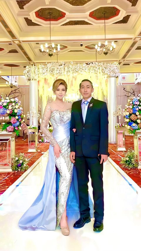 ⁠Cantiknya Heni Tania Istri Kombes Polisi Berkebaya Silver, Hadiri Pernikahan Anak Sahabat sang Suami