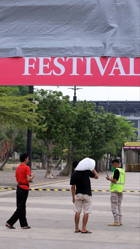 Potret Suasana GBK Jelang Konser Coldplay Besok