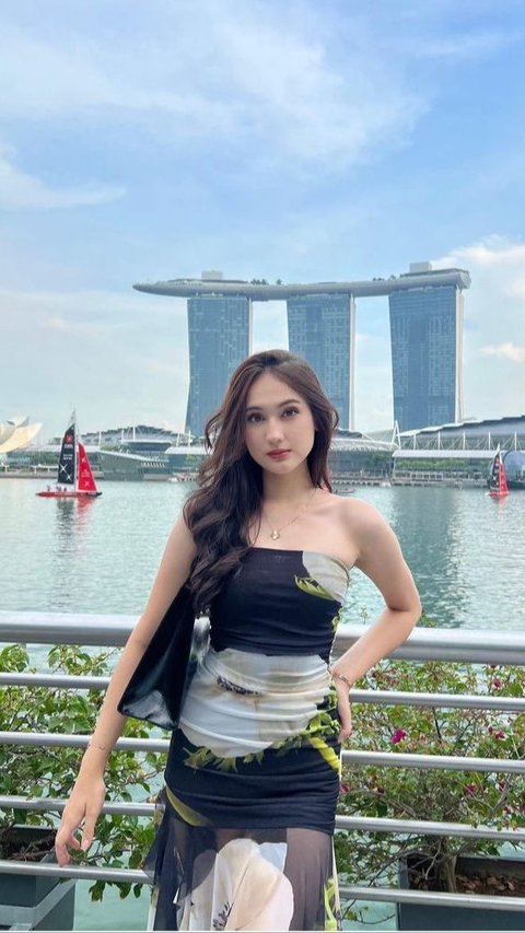 Potret Cantik Laura Moane Saat Liburan ke Singapura, Bikin Klepek-Klepek