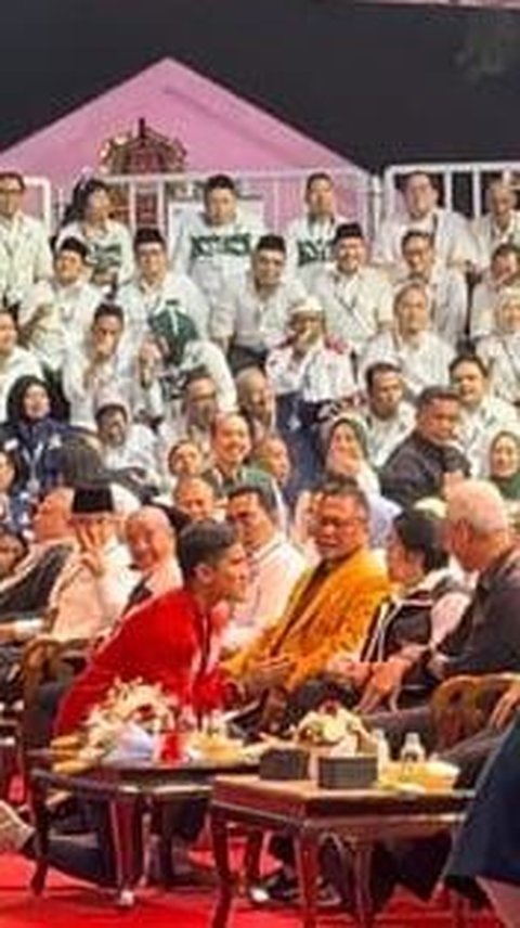 Gibran Rangkul Kaesang Ajak Berlutut Cium Tangan Megawati