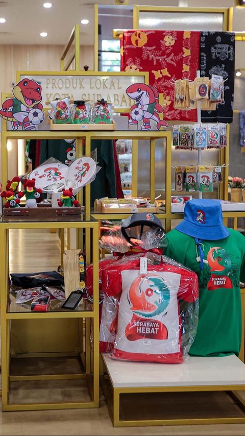 FOTO: Berburu Merchandise Piala Dunia U-17 2023 di Pusat Kota Surabaya, Kreasi Puluhan UKM Lokal