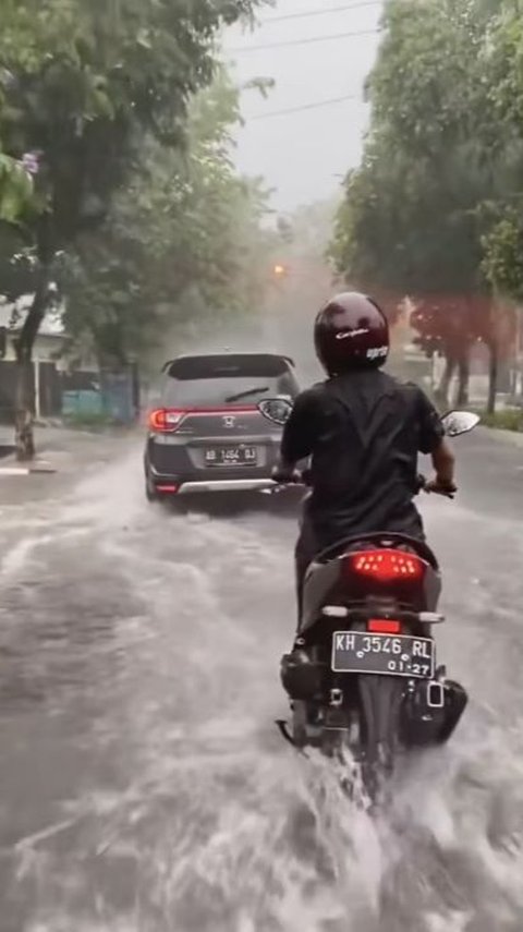 Sambil Hujan-hujanan, Pemotor Ini Asyik Joget Netizen Sebut 'Akhirnya Menikmati keberkahan yang Berbulan-bulan Ditunggu'