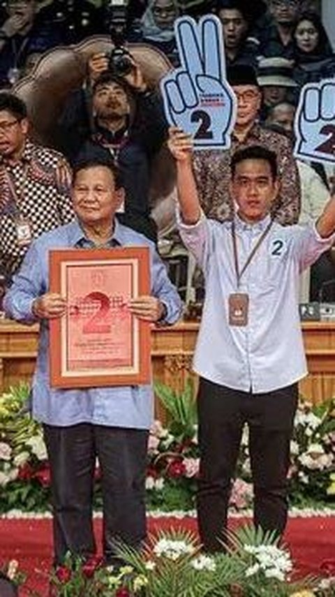 Momen Prabowo Joget dan Tos ke Cak Imin Usai Pengambilan Nomor Urut di KPU