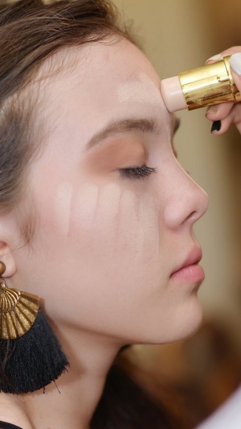 Prevent Cracks Under the Eyes, Rub Concealer to Warm it Up Before Use