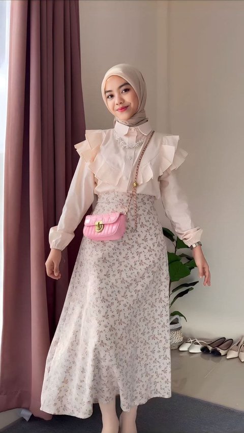 Pilihan Outfit Hijab Bernuansa Girly untuk Ngantor Penuh Gaya