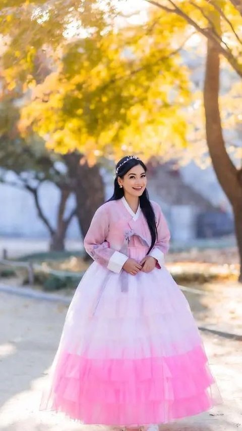 Potret Titi Kamal Kenakan Hanbok saat Liburan di Korea Selatan, Penampilannya Dipuji Cantik Bak Princess