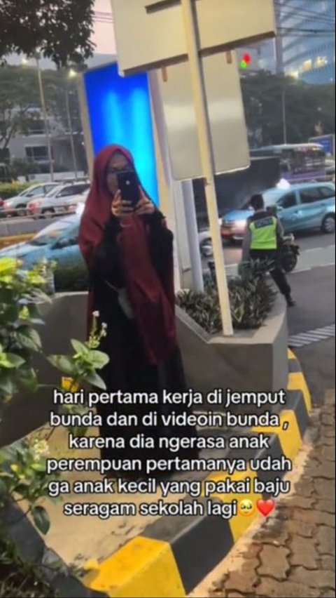 Momen Manis Ibu Jemput Anak Pulang Kerja Pertama Kali, Menyentuh Hati