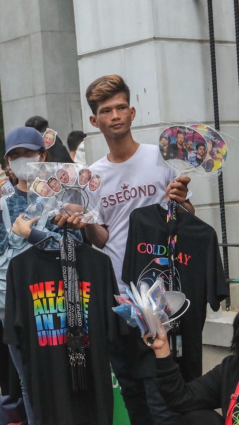 FOTO: Pernak-pernik Coldplay Marak Dijual Pedagang Musiman di GBK