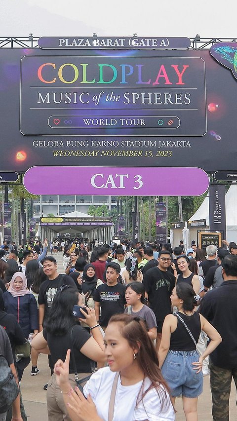 Sisi Lain: Meraup Cuan Besar dari Konser Coldplay di GBK