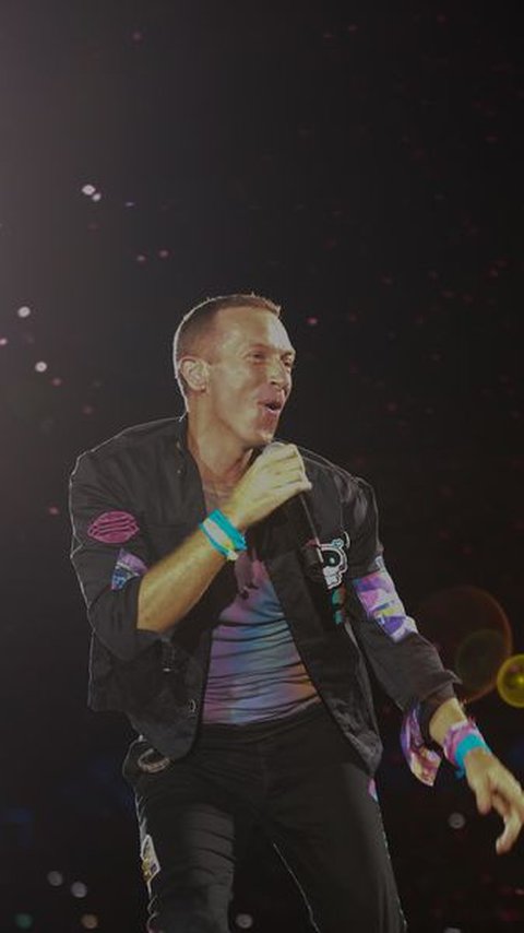 Heboh Chris Martin Berpantun di Konser Coldplay Jakarta: Boleh Dong Pinjam Seratus