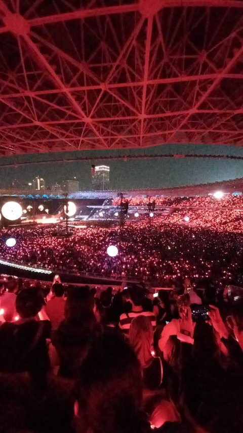 Potret Coldplay Sukses 'Hipnotis' Ribuan Penonton saat Konser di Jakarta, Seru Abis!