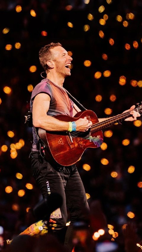 Chris Martin's Moment Rhyming at Coldplay Jakarta Concert, the End 'Borrow a Hundred First'