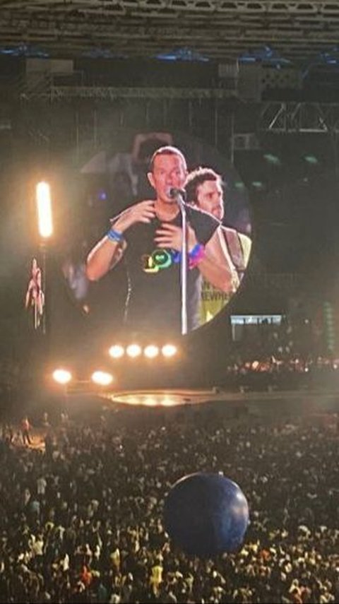 Momen Coldplay Ganti Bendera Pelangi dengan Bendera Putih Bertuliskan Love