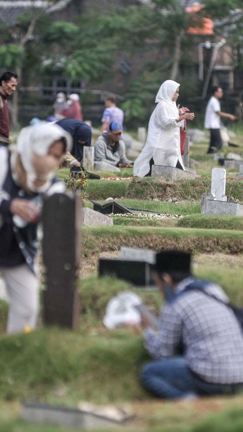 Urutan & Tata Cara Doa Ziarah ke Makam Orang Tua, Lengkap Disertai Artinya