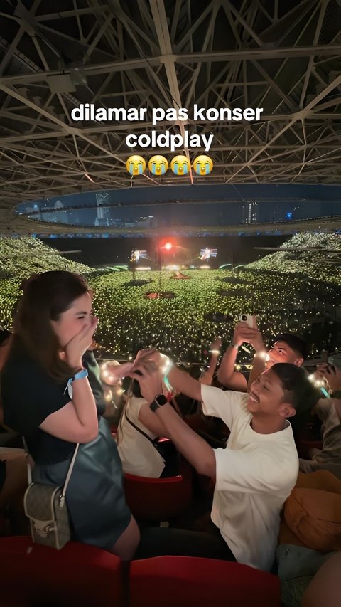 Bikin Iri! Wanita Ini Dilamar Kekasih setelah 7 Tahun Pacaran Saat Coldplay Nyanyi Lagu Yellow di GBK