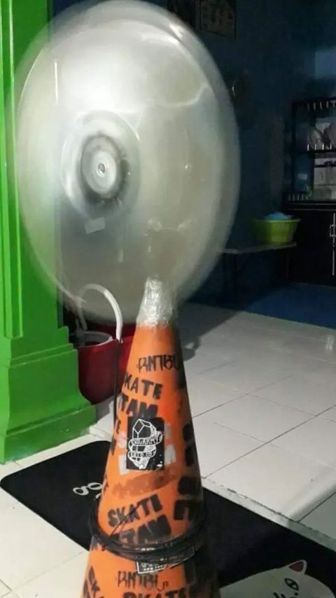 10 Potret Fungsi Lain dari Traffic Cone, Ternyata Tak Sekadar Pembatas Jalan