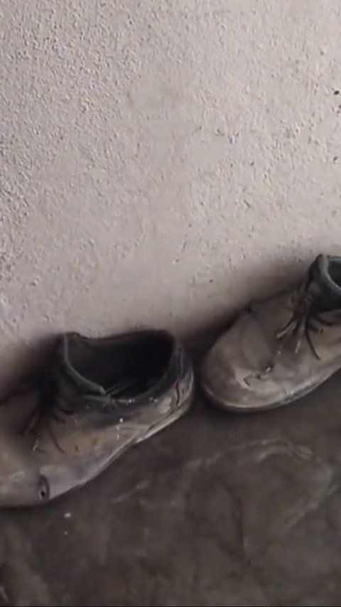 Berkunjung ke Rumah Anak, Mertua Terharu Melihat Sepatu Lusuh Menantunya