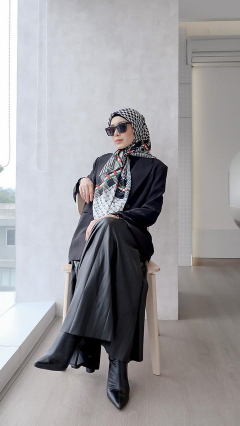 Outfit Dramatis Richa Iskak Bernuansa Palestina dengan Hijab Keffiyeh