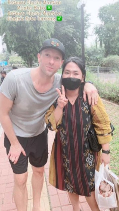 So Lucky! Couldn't Get Coldplay Tickets, This Girl Gets the Blessing of a Photo Hugged by Chris Martin on the Side of the Road