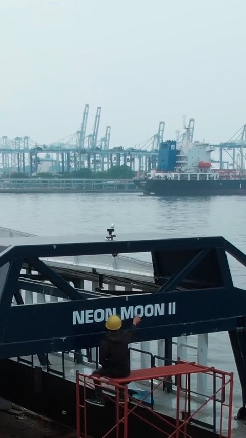 Diberi Nama Neon Moon II, Ini Potret Kapal Pembersih Sampah dari Coldplay untuk Sungai Cisadane