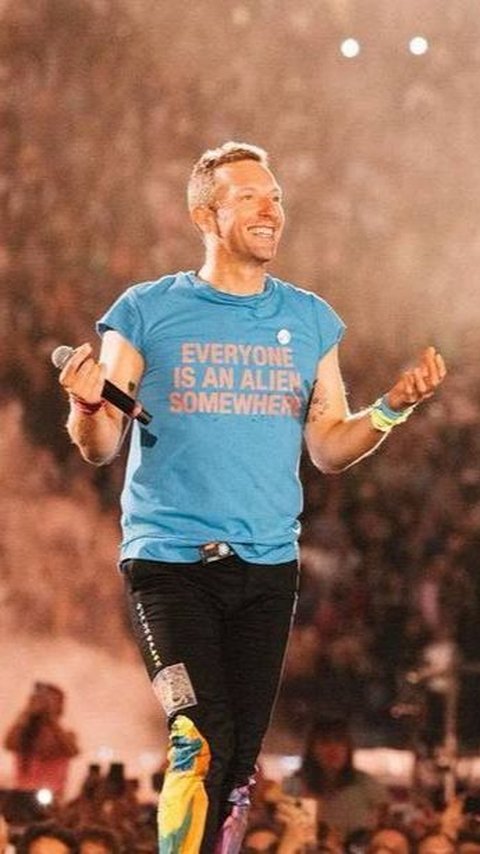 Tinggalkan Indonesia, Chris Martin Lepas Topi dan Cium Tanah di Bandara Halim