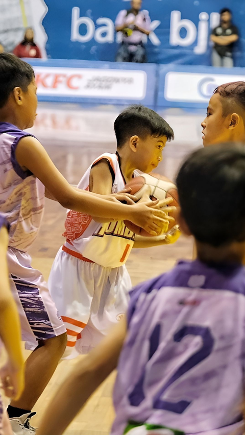 Aksi Jan Ethes Saat Tanding Basket, Kalah Tapi Tetap Semangat