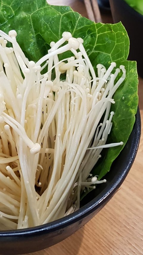 2 Variants of Enoki Mushroom Soup, Warm and Savory for the Rainy Season