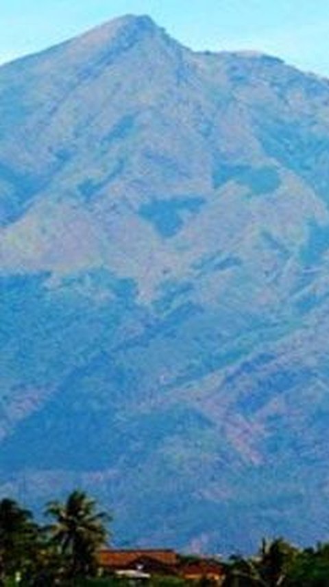 Menyimpan Banyak Misteri, Ini Deretan Mitos Gunung Merbabu yang Bikin Merinding