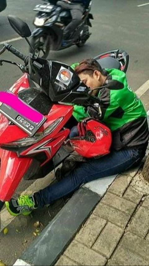 10 Potret Driver Ojek Online Istirahat Usai Lelah Kerja, Pilih Tidur di Tempat Tak Terduga