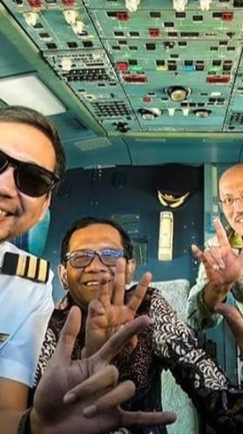 Pilot Garuda Ajak Mahfud Masuk Kokpit Pesawat, Foto Pose Salam 3 Jari