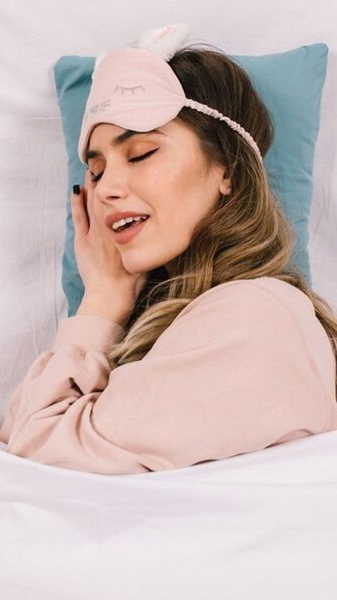 Sering Tidur Pakai Makeup? Ini Bahaya yang Mengintai