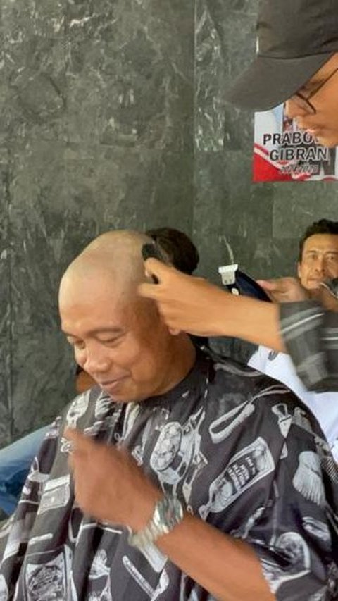 Potret Pendukung Prabowo-Gibran di Solo Cukur Gundul Buang Sial, Rambut Dibentuk Angka 2