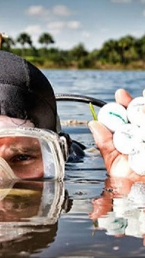 Smart Man Makes 150,000 U$ Per Year By Collecting Lost Golf Balls!