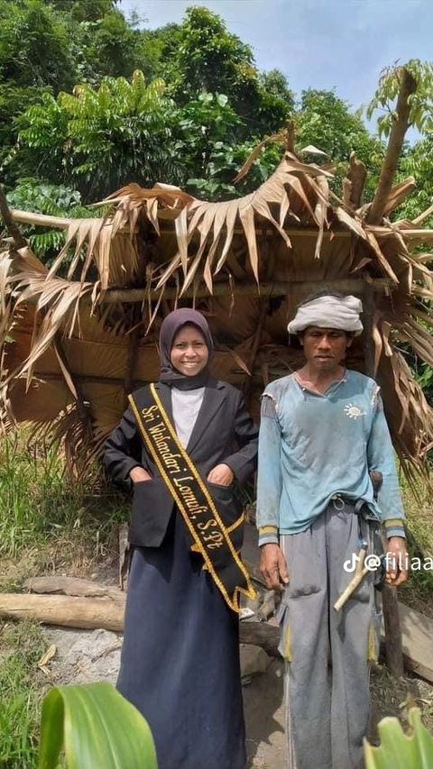 Viral Story of a Woman Graduating Celebrates Taking a Photo in Front of Her Hut, Showing the Struggle of Parents