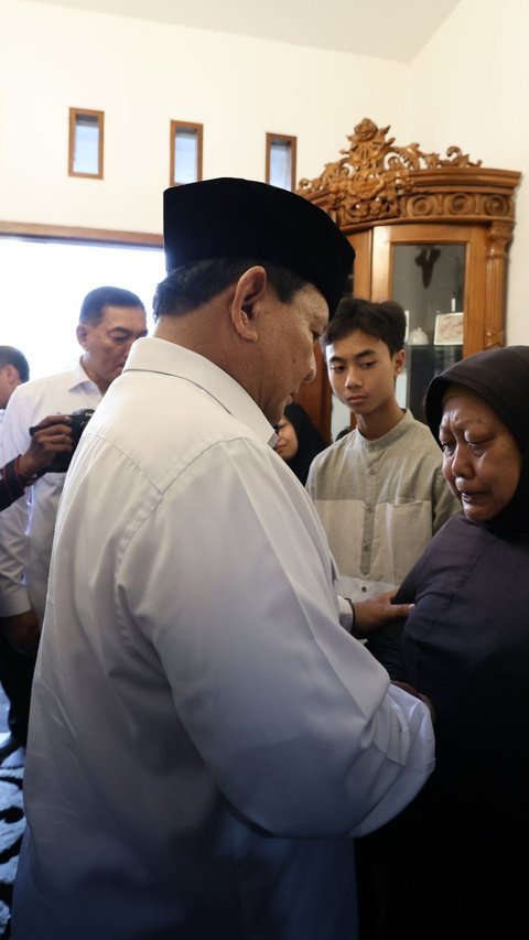 Kunjungi Keluarga Prajurit Korban Pesawat Super Tucano, Prabowo: Kalau Ada Apa-Apa Hubungi Saya